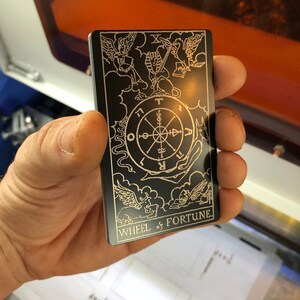 Carta de Tarot de metal "Rueda de la Fortuna", regalo celestial esotérico grabado a láser, lectura psíquica de la fortuna, adivinación, recuerdo de la diosa.