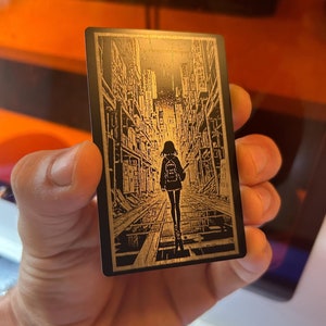 Tarjeta de recuerdo metálica "Jungla de Cemento" // Tarjeta de regalo novedosa de metal con temática de futurismo distópico ciberpunk, Acción de Gracias, ilustración manga