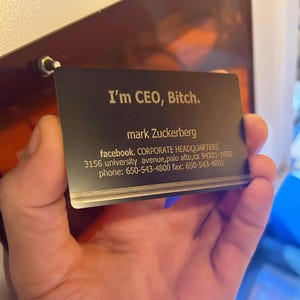 "Personalisierte ""Ich bin Chef B * TCH"" Metall-Visitenkarte, kundenspezifische Lasergravur des sozialen Netzes, beliebiger Text graviert, benutzerdefinierte Luxuskarte."