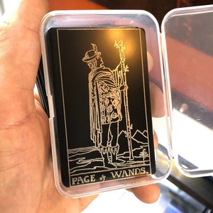 Metalen tarotkaart pagina met toverstokken, leuke aandenken, psychedelisch geanodiseerd aluminium spirituele reader cadeaukaart