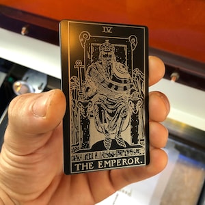Metalen "The Emperor"-kaart Tarot-cadeaubon Lasergravure Matzwart/zilver geanodiseerd aluminium Esoterisch surrealistisch spirituele lezerscadeaus