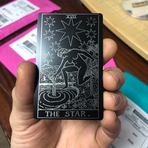 Carta de Tarot "La Estrella" de metal // Recuerdo individual grabado a láser, herramienta de adivinación, oráculo, lectura psíquica surrealista, regalo astrológico del zodiaco