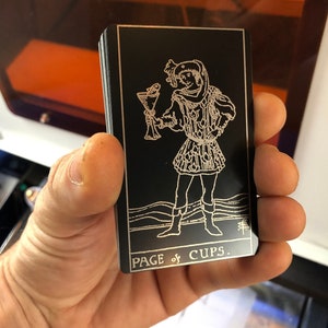 Metalen pagina met kopjes gegraveerde tarotkaartkunst, spiritueel aluminium decor