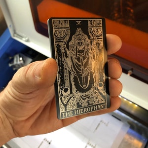 Metalen tarotkaart 'The Hiërofant' | Lasergravure Matzwart/zilver geanodiseerd aluminium Cadeaubonnen Esoteric Celestial Spiritual Reader Geschenken