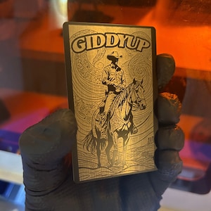 Souvenir gravé « GIDDY UP » en métal, cow-boy à cheval, fermier psychédélique, carte-cadeau illustration frontière, cadeau attentionné unique et cool pour lui
