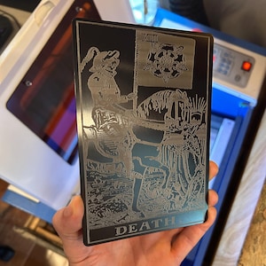 Metall "Death" 15x2cm || Mattschwarz / Silber Oversize Tarot Display Artwork Panel, Benutzerdefinierte Laser Gravur Kunst Surreal Esoterik Einzigartige Zeichen Geschenke