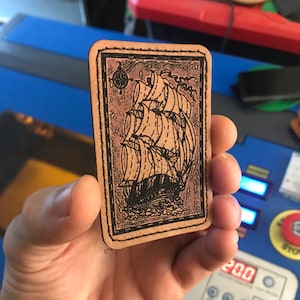 Grabado de barco de vela en cuero, parche de cuero grabado personalizado de 2 x 3 pulgadas, mapa de la vieja escuela, capitán de yate, regalos para navegantes
