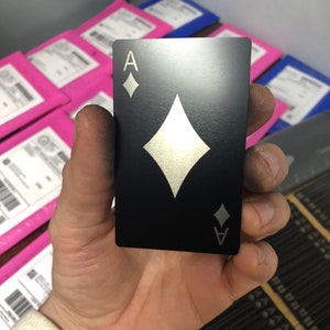 Lasergravierte Ace of Diamonds Spielkarte aus Metall, einzigartiges Gamer-Andenken