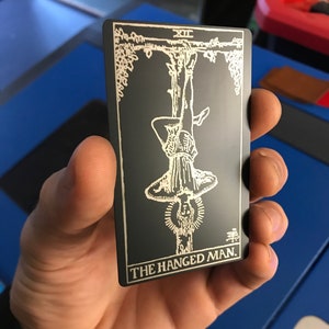Metaal "The Hanged Man| Tarotkaart || Aangepaste cardback-kleurkeuze Schattig aandenkendecor Lasergegraveerd aluminium hemels spiritueel cadeau