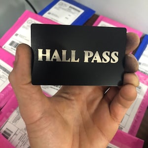 Tarjeta metálica personalizada "Pase de Pase", con cualquier texto, ilustración o información de pase grabada. Ideal para escuelas, centros de trabajo y educación. Grabado láser personalizado.