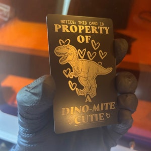 Tarjeta metálica "Propiedad de un Dino-Mite Cutie", regalos de recuerdo para enamorarse, meme de broma para amantes de los dinosaurios, tarjeta de regalo de aniversario.
