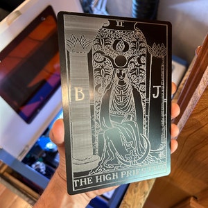 Carte de tarot en métal « La grande prêtresse » 5 x 7 || Panneau d'affichage noir mat/argenté, service d'art de gravure laser personnalisé, cadeaux uniques pour enseignes