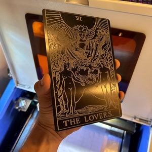 Metalen tarotkaart "The Lovers" 5 x 7 || Matzwart/zilver oversized display-kunstwerkpaneel, aangepaste lasergravure Art Service Unieke bordcadeaus