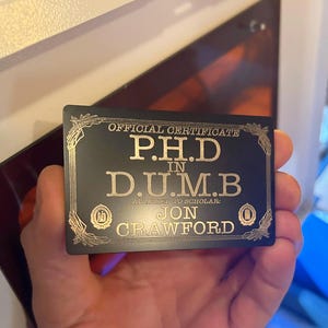 "Personalisierte "P.H.D in D.U.M.B" Metall Zertifikat Karte, Angepasst * Ihr Name Hier * Laser Gag Geschenk, lustiges Genie mit Zunge in der Wange