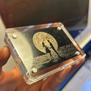 Metalen lasergegraveerde romantische cadeaukaart 'I Love You To The Moon and Back', met optionele vitrine Relatiegeschenken onder de 20 jaar