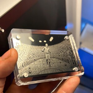 Placa de aluminio anodizado psicodélico "Diorama de Baloncesto" grabada a láser con diseño de pelota de baloncesto. Expositor acrílico opcional. Regalos psicodélicos por menos de $20.