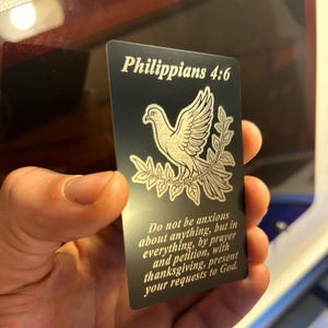 Filipenses 4:6, placa de metal grabada a láser, tarjeta de regalo con versículo bíblico de aluminio anodizado, oración, arte devocional inspirador con una paloma, único y reflexivo.
