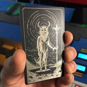 Spooky Portal Guardian metalen cadeaubon, surrealistisch gotisch kwaad griezelig poortwachter stafhouder beest geanodiseerd aluminium lasergegraveerde cadeaubon