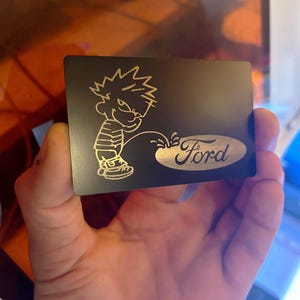 Metalen Calvin Peeing * hier je tekst of logo *, gepersonaliseerde Pee Meme Gag cadeau metalen cadeaubon, grappige aanpasbare portemonnee invoegen Merkloyaliteit