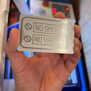Letrero de metal con la leyenda "No fumar ni vapear", señal grabada con láser para el lugar de trabajo, pautas para empleados de colores a elegir, letreros pequeños de OSHA para lugares de teatro