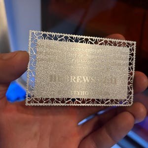 Limitierte Edition: Hohlgeschnittenes Metall Silber funkeln auf silbernen Visitenkarten, Laser graviert Personalisierte Custom Event Brand Special Merch Geschenk