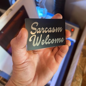 "Sarkasmus Willkommen" Geschenkkarte, Laser graviert, niedlicher Schreibtisch-Knebel, lustige Südsee-Charm-Phrase-Sprüche, Geschäft Minischild, Osterei-Plakat