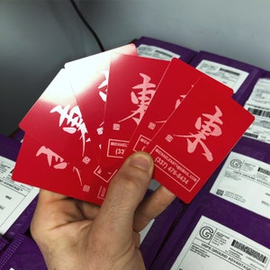 Rode metalen visitekaartjes Gepersonaliseerd ontwerp Lasergravure: enkel- of dubbelzijdig. QR-promotiecodes, geen minimum, aangepast ontwerp, lay-outs
