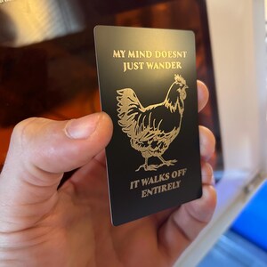 Cartão-presente de metal com a frase "Minha mente não divaga, ela se afasta completamente" Chicken Gag || Frases e provérbios de fazenda no campo, presentes fofos, cartões-presente