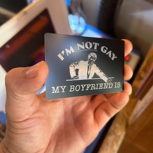 ¡No soy gay, mi novio sí! Tarjeta de regalo de broma de metal, divertido recuerdo de Acción de Gracias, regalo grabado con láser para marido y amigo con humor inapropiado