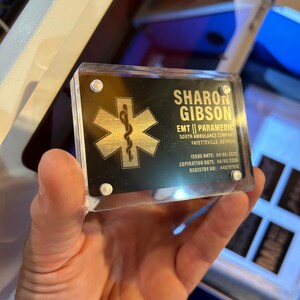 Personalisierte Metall EMT Sanitäter Abzeichen ID, Laser gravierte eloxierte Aluminium Benutzerdefinierte Text Identifikation Andenken Wallet Stuffer Art mit Display