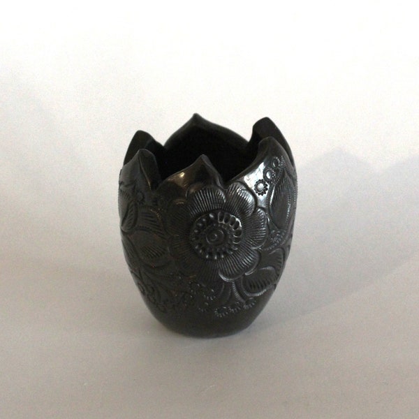 Barro Negro Oaxacan Mexico pottery egg-shaped cup with carved flowers - AS IS