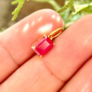 Dije de Rubí Rectángulo de 5×7 mm – Piedra de nacimiento de julio – Brillo Rojo Intenso – Opciones de Metal Plata 14K 18K – Componente de Joyería Fina