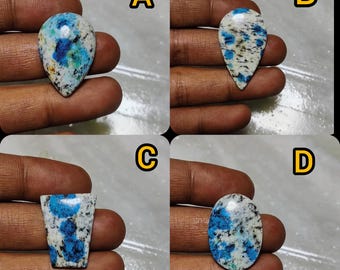 以下が含まれることがあります： 青と白のキアナイトのcabochonsが4つの異なる形をしています。cabochonsは、生で自然なスタイルで設定されています。