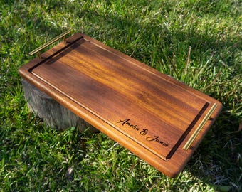 Personalisierte Kambala Holz Servierbrett mit Griffen, Laser geschnitzt