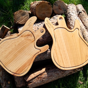 Schneide- und Servierbrett - Gitarrenform, personalisiert, Massivholz, Jubiläum, Geschenke, Musik, Geburtstag