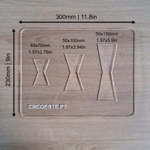 Könnte beinhalten: Eine transparente Kunststoff-Schablone mit drei ausgeschnittenen Sanduhrformen. Die Schablone ist 300 mm breit und 230 mm hoch. Der Text "CNC OESTE.PT" ist auf die Schablone gedruckt. Die Maße der Sanduhrformen sind 40x70 mm, 50x100 mm und 50x150 mm.