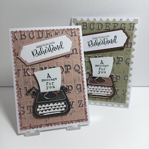 Könnte beinhalten: Zwei rechteckige Grußkarten mit einer Schreibmaschinen-Illustration und dem Text A message for you sowie Alles Gute zum Ruhestand. Die Karten haben einen strukturierten Hintergrund mit geprägten Buchstaben und gewellten oder gezackten Rändern.