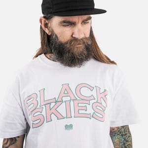Raider Snapback Cap – Schwarze Cap mit Destroyed-Front, Stepp-Design, Seitenstickerei, Verstellbar, 100 % Baumwolle