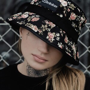 バラの花柄のバケットハット | 写真 バラの花柄のバケットハットサマーホリデー ビーチ シーハット レディース サンハット ビーチハット Black Beauty - ブラック フローラル