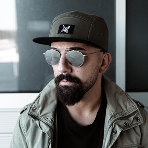Port Louis 5-Panel Cap – Olivgrün mit schwarzem Wildleder-Schirm, Verstellbar, Unisex Streetwear Cap