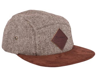 Rooster Brown 5-Panel Cap – Tweed Fabric, Brown Faux Suede Visor, Adjustable Fit (54–60 cm), Leather Patch, Gift for Her & Him