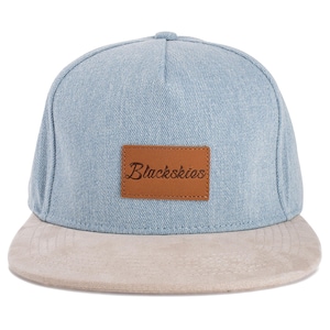 Könnte beinhalten: Hellblaue Jeans-Baseballkappe mit beigem Wildleder-Schirm. Auf der Kappe befindet sich ein braunes Lederpatch mit dem Markennamen "Blackskies" in Schriftzug. Ein lässiges Accessoire.