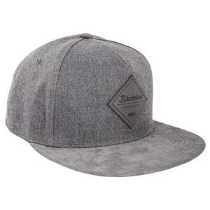 Könnte beinhalten: Graue Baseballkappe mit flachem Schirm und Wildleder-ähnlichem Schirm. Die Kappe hat ein rautenförmiges Patch mit dem Text "Blackskies" und "MMIX". Der Hut ist aus einem strukturierten Stoff gefertigt.