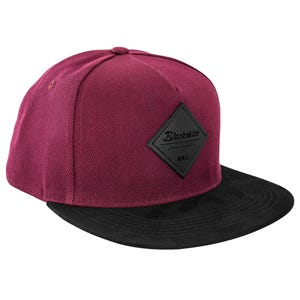 Könnte beinhalten: Burgunderfarbene Baseballkappe mit schwarzem Wildleder-Schirm. Ein schwarzes rautenförmiges Patch mit dem Text "Blackskies" und "MMIX" ist mittig auf der Vorderseite der Kappe angebracht. Die Kappe ist im klassischen Stil mit flachem Schirm.