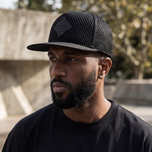Andromeda Snapback Cap – Zwarte Mesh Pet met Logo Borduursel aan Voor- en Zijkant, Verstelbare Pasvorm, Streetwear Pet