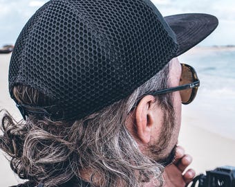 Gorra Snapback Nemesis – Gorra Negra de Malla con Visera de Cuero Sintético | Gorra Ajustable Ancient Gods