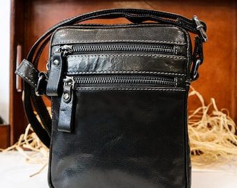 Personalisierte Tasche Umhängetasche Schwarze Ledertasche Kleine Ledertasche für Reisen Kleine Leder Mini Messenger Bag für Frauen Mini Umhängetasche