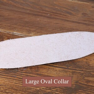 Peut inclure: Une pi&egrave;ce de cuir beige clair, textur&eacute;e et de forme ovale allong&eacute;e, pr&eacute;sentant des bords bruts et non finis. Une &eacute;tiquette rectangulaire marron avec du texte blanc est plac&eacute;e au centre en bas, affichant clairement Large Oval Collar.