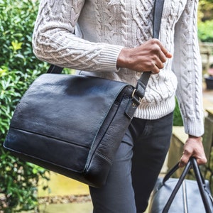 Sac homme Sac en cuir noir pour homme Sac bandoulière cartable en cuir Besace en cuir personnalisée Sac pour ordinateur portable en cuir Travail messager Cadeau pour lui