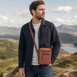 Bolso bandolera de cuero personalizado para hombre, pequeño, de cuero genuino, con bolsillos con cremallera, tipo bandolera, regalo para él, iniciales grabadas.